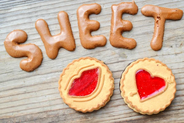 Ordet söt av alfabetet choklad cookies på träbord — Stockfoto