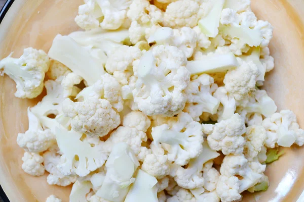 Свіжа і сира подрібнена біла цвітна капуста — стокове фото