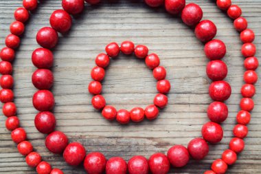 geleneksel Ukrayna kırmızı boncuk ahşaptan yapılmış yuvarlak