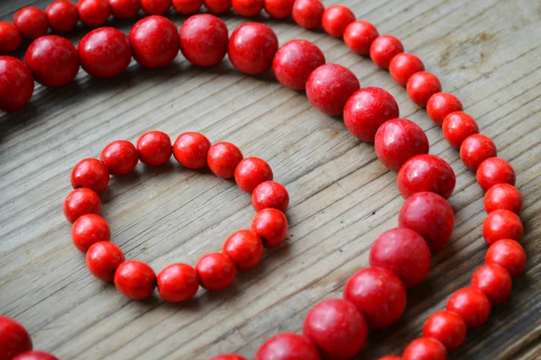Perle ronde traditionnelle ukrainienne rouge en bois — Photo