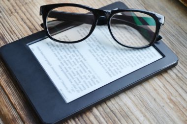 Ahşap masa retro gözlüklerle siyah ereader