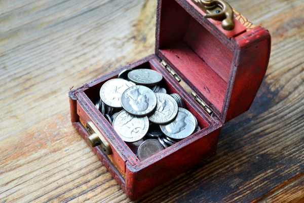 Little treasure chest with american quarter of a dollar cents — Stock Photo, Image