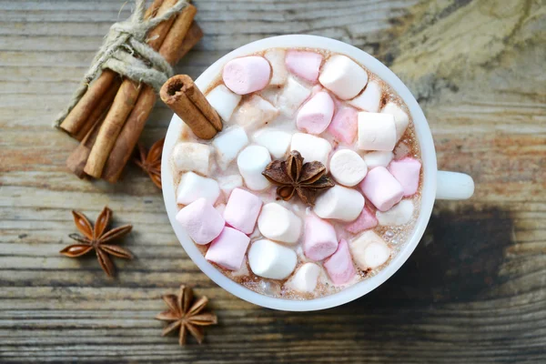 Copa blanca de cacao caliente con malvaviscos, anís estrellado y canela — Foto de Stock