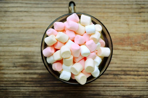 Spousta malých marshmallows v šálku — Stock fotografie
