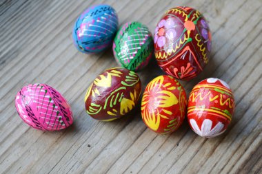 ahşap masa üzerinde renkli Paskalya yumurtaları