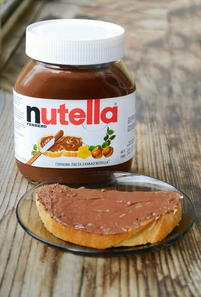 KYIV, UKRAINE - JANUARY 13, 2015: En krukke Nutella med en hvit skål med sjokolade spredt utover – stockfoto