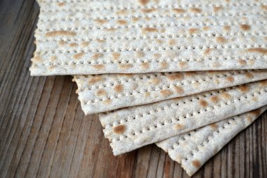 Geleneksel Yahudi ekmek matzo ahşap tablo