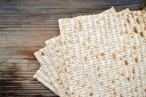 Traditional jewish bread matzo on wooden table — Stock Photo, Image