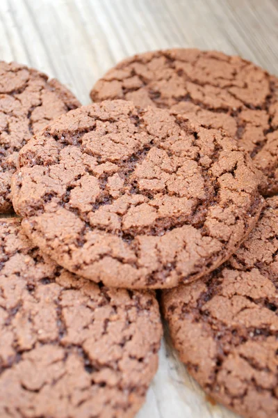 Biscuits au chocolat savoureux sur une table en bois — Photo