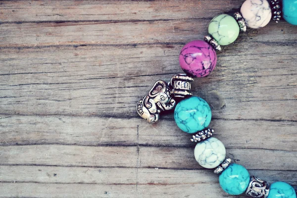 Pulsera infantil y femenina con gemas azules y colgantes de elefante en estilo Shamballa sobre mesa de madera —  Fotos de Stock