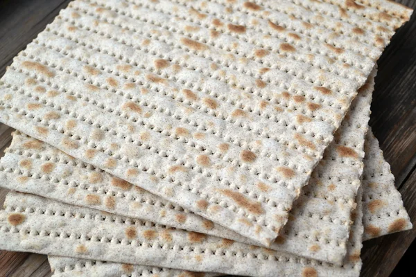 Traditionele Joodse brood matze op houten tafel — Stockfoto