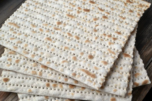 Traditional jewish bread matzo on wooden table — Stock Photo, Image