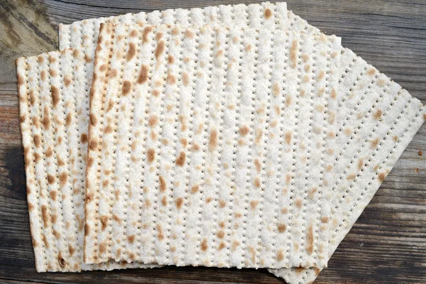 Traditional jewish bread matzo on wooden table — Stock Photo, Image