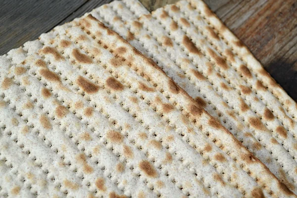 Traditional jewish bread matzo on wooden table — Stock Photo, Image