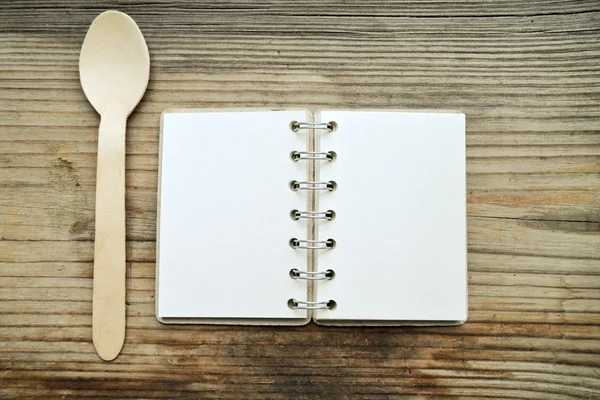 Un carnet spirale rétro vide avec cuillère en bois — Photo