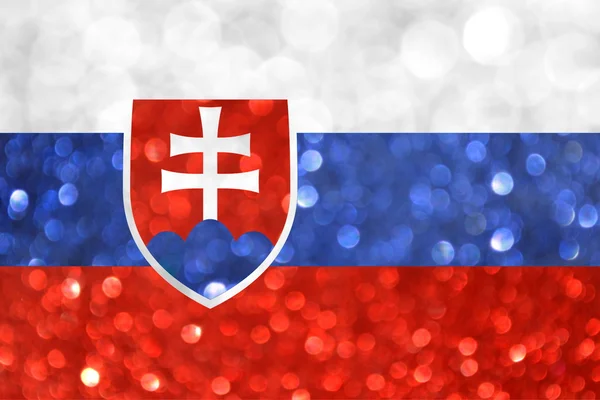 Die Nationalflagge der Slowakischen Republik aus hellen und abstrakten verschwommenen Hintergründen mit schimmerndem Glanz — Stockfoto