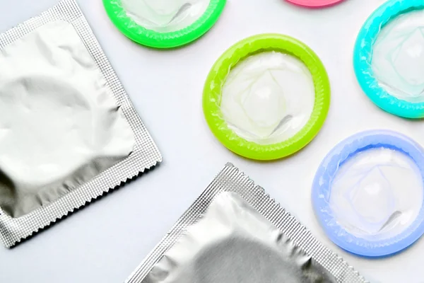 Barevné kondomy izolovaných na bílém Stock Obrázky