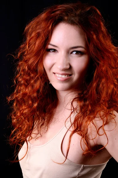 ふざけて笑っている完璧な昼間のメイクで美しい若い赤毛の女性 — ストック写真