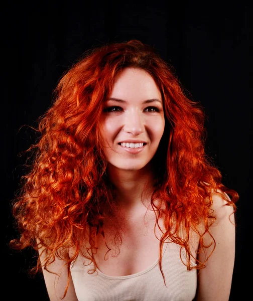 Güzel genç redhead kadınla mükemmel gündüz makyaj ve şakacı gülümseyen uzun gümüş küpe — Stok fotoğraf
