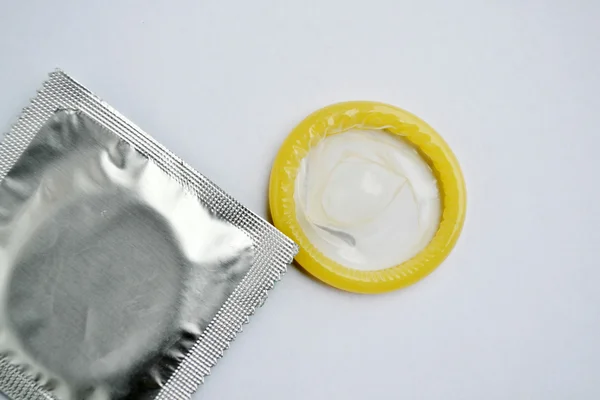 Un par de condones aislados en blanco — Foto de Stock