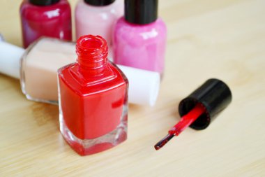 bir şişe kırmızı oje portre