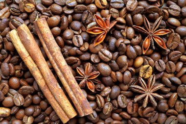 Baharatlı anason yıldız ve tarçın kavrulmuş kahve çekirdekleri bir sürü üzerinde