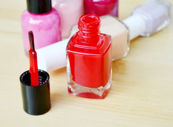 Butelka czerwony lakier do paznokci zbliżenie — Zdjęcie stockowe