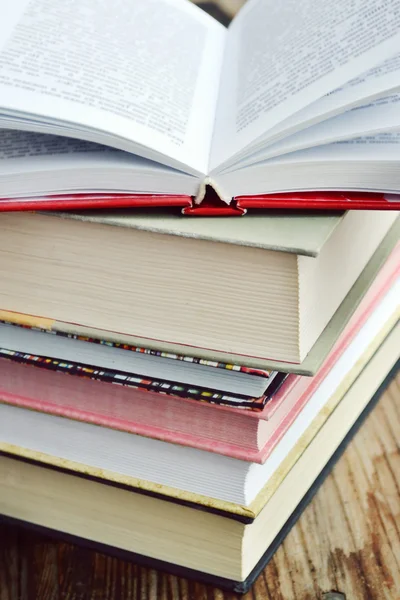 Pile de livres sur bureau en bois — Photo