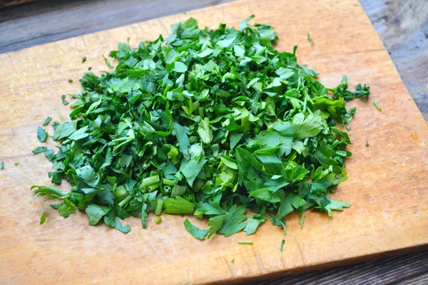 Monte de salsa verde fresca na mesa de madeira — Fotografia de Stock