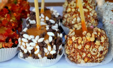 Karamel ve fındık kaplı elma