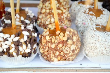 Karamel ve fındık kaplı elma