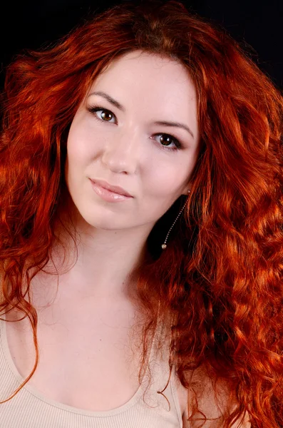 Beautiful young redhead woman with perfect daytime makeup smiling playfully — Stock Photo, Image