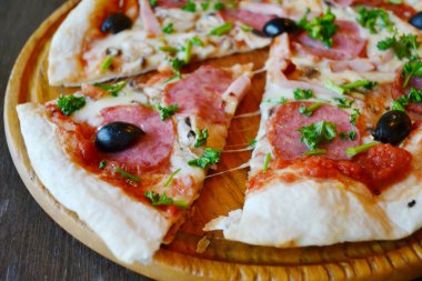 Zeytin ve salam büyük sıcak pizza