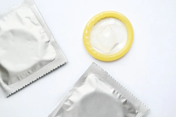 Un par de condones aislados en blanco —  Fotos de Stock