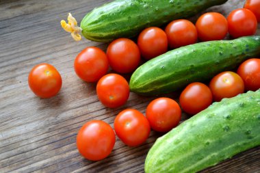 Organik salatalık ve domates ahşap tablo ile sağlıklı beslenme kavramı