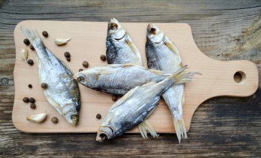 Tuzlu stockfish cod gaarlic ve biber ile ahşap tahta üzerinde