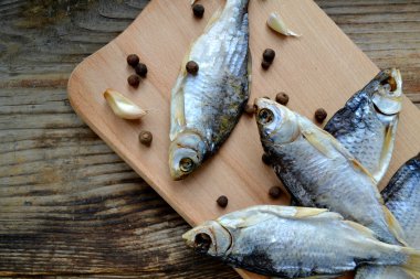 Tuzlu stockfish cod gaarlic ve biber ile ahşap tahta üzerinde