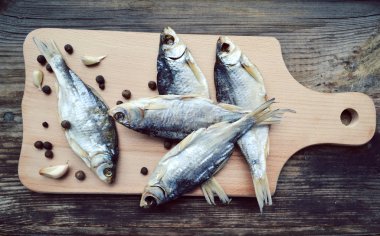 Tuzlu stockfish cod gaarlic ve biber ile ahşap tahta üzerinde