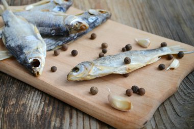 Tuzlu stockfish cod gaarlic ve biber ile ahşap tahta üzerinde