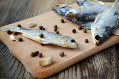 Tuzlu stockfish cod gaarlic ve biber ile ahşap tahta üzerinde