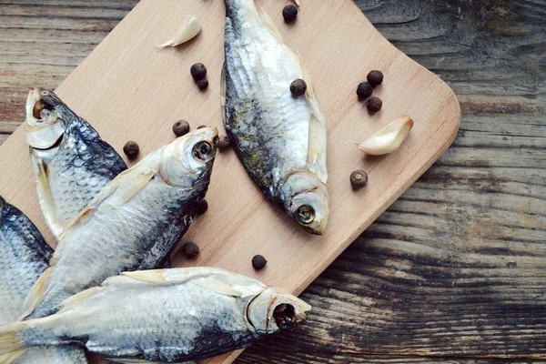 Tuzlu stockfish cod gaarlic ve biber ile ahşap tahta üzerinde