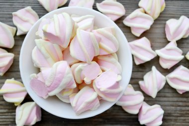 Çok sayıda sarı ve pembe şekerleme