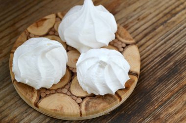 Üç beyaz bizet çerezleri ahşap masa