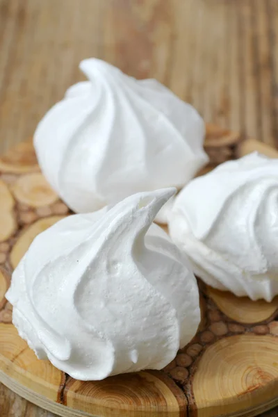 Drei weiße Bizet-Plätzchen auf Holztisch — Stockfoto