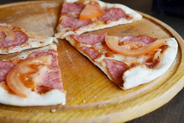 Big hot pizza with tomatoes and salami — Stock Photo, Image