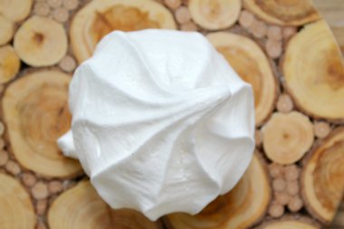 Kremsi beyaz bizet çerezleri ahşap masa