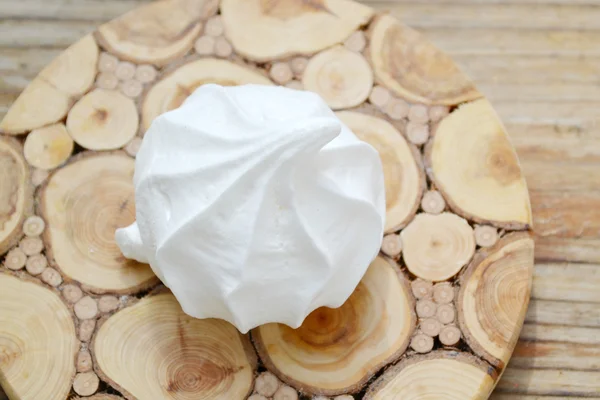 Biscoitos bizet brancos cremosos na mesa de madeira — Fotografia de Stock