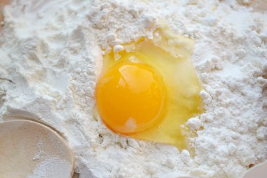 yumurta, tereyağı ve tahta kaşık yemek kartı üzerindeki beyaz un