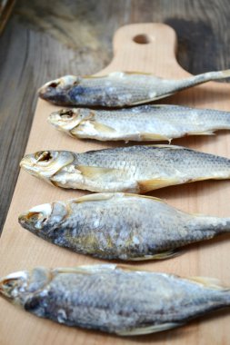 Tuzlu stockfish cod ahşap tahta üzerinde