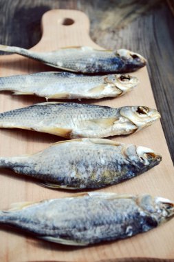 Tuzlu stockfish cod ahşap tahta üzerinde